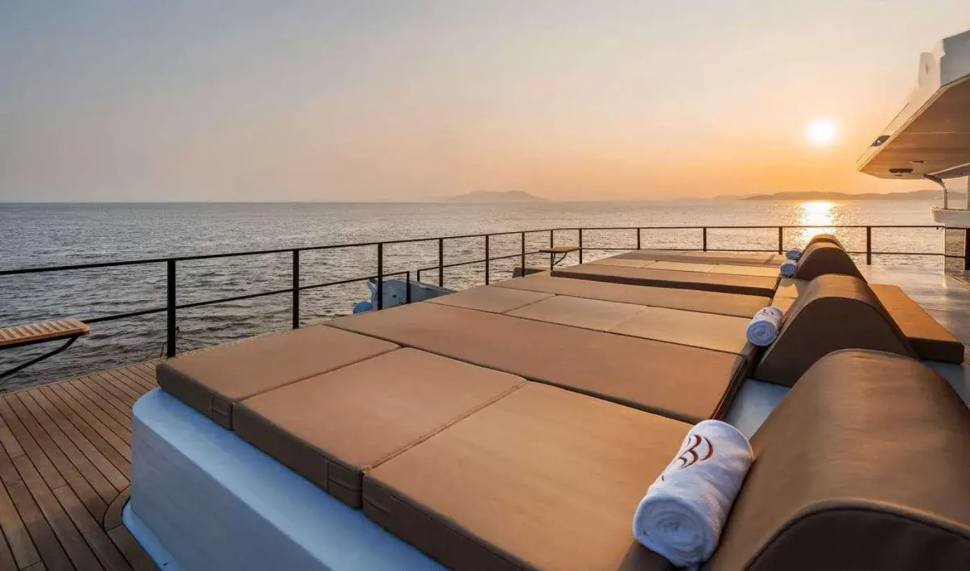 Yacht Y12 P, Ao Po Pier