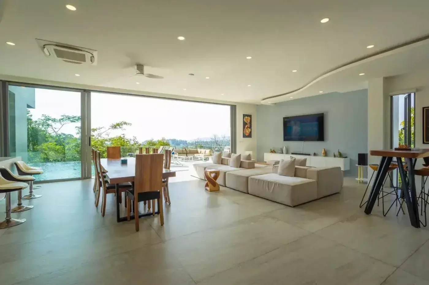 Villa V3 Breeze, Surin