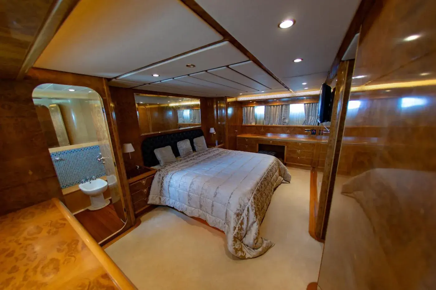 Yacht Y8, Chalong Pier