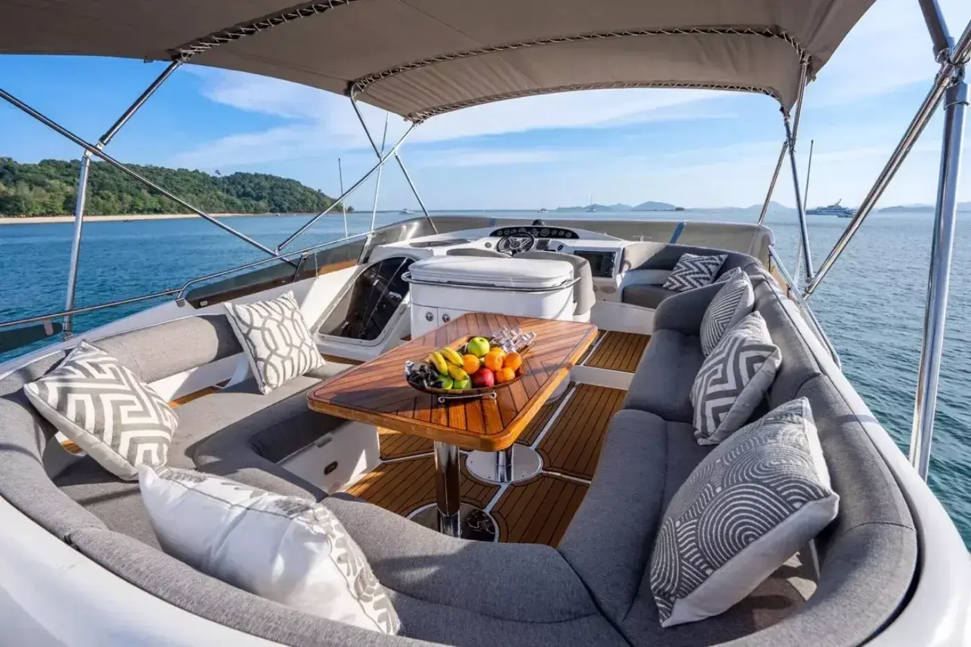 Yacht Y9 Oceana, Ao Po Pier