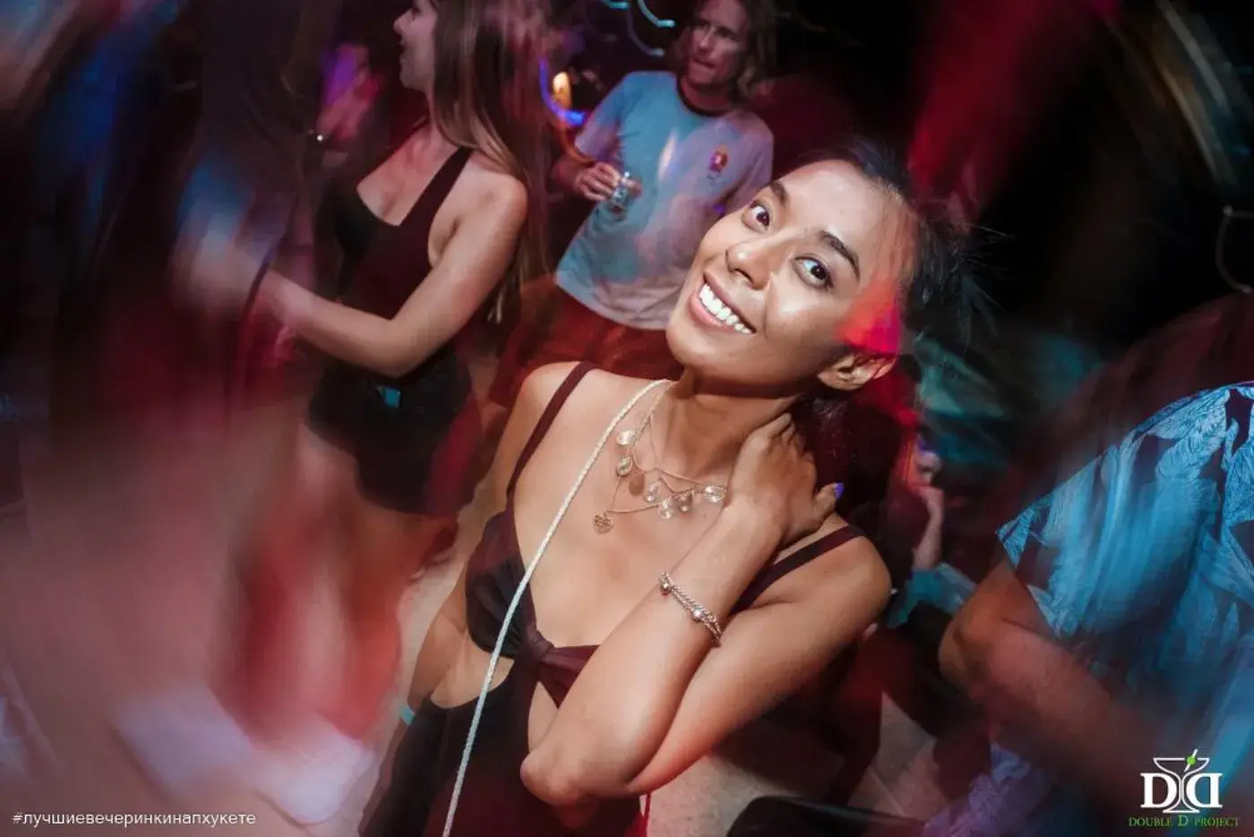 Red Velvet Party — a red dress code party in Phuket — photo 2