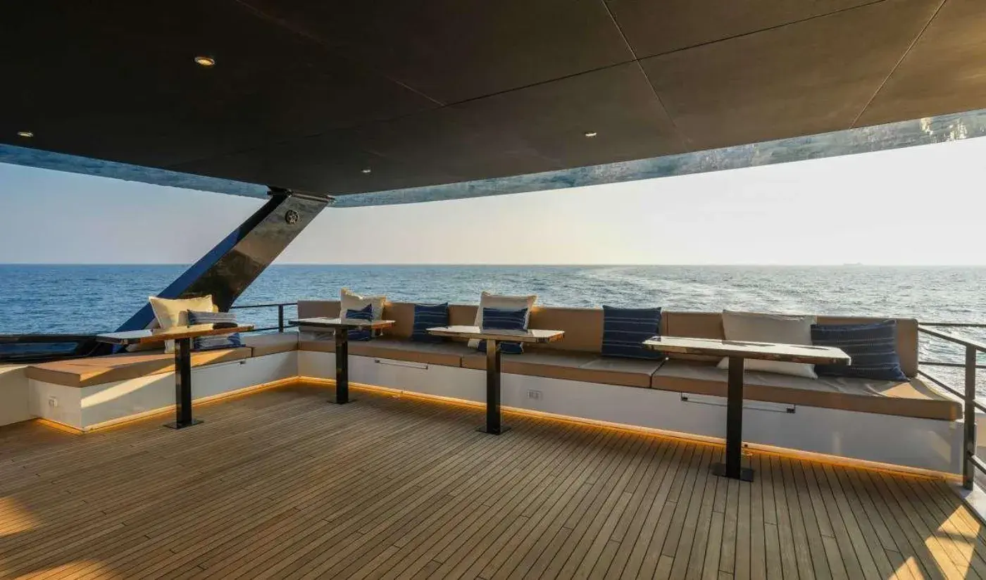 Yacht Y12 P, Ao Po Pier