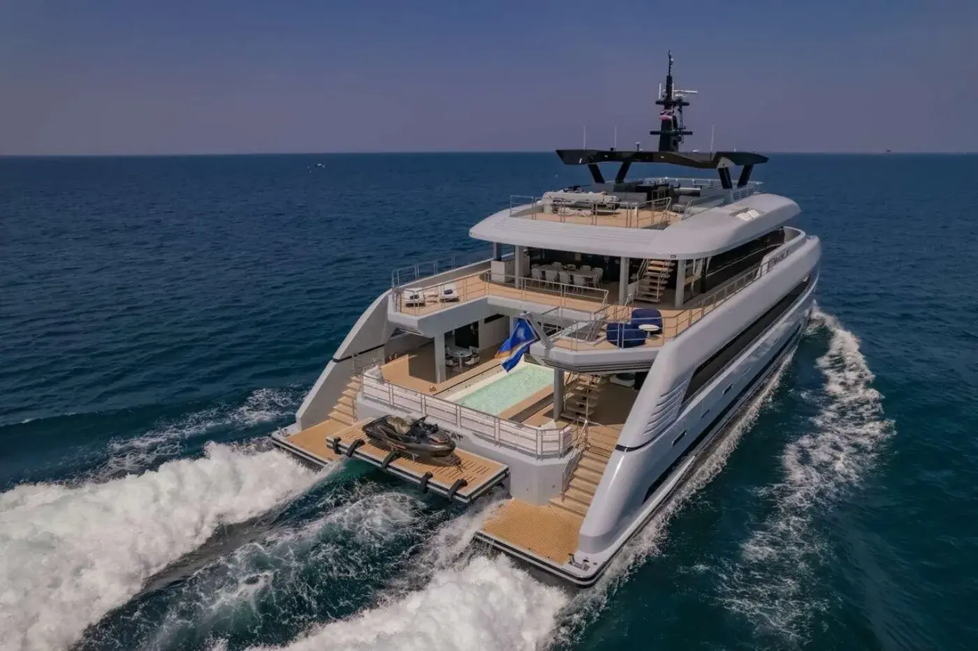Yacht Y12, Ao Po Pier