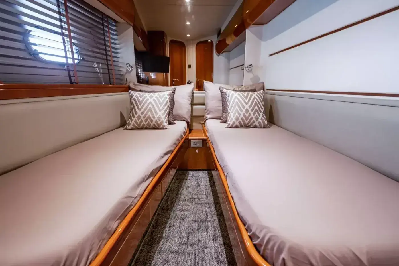 Yacht Y9 Oceana, Ao Po Pier