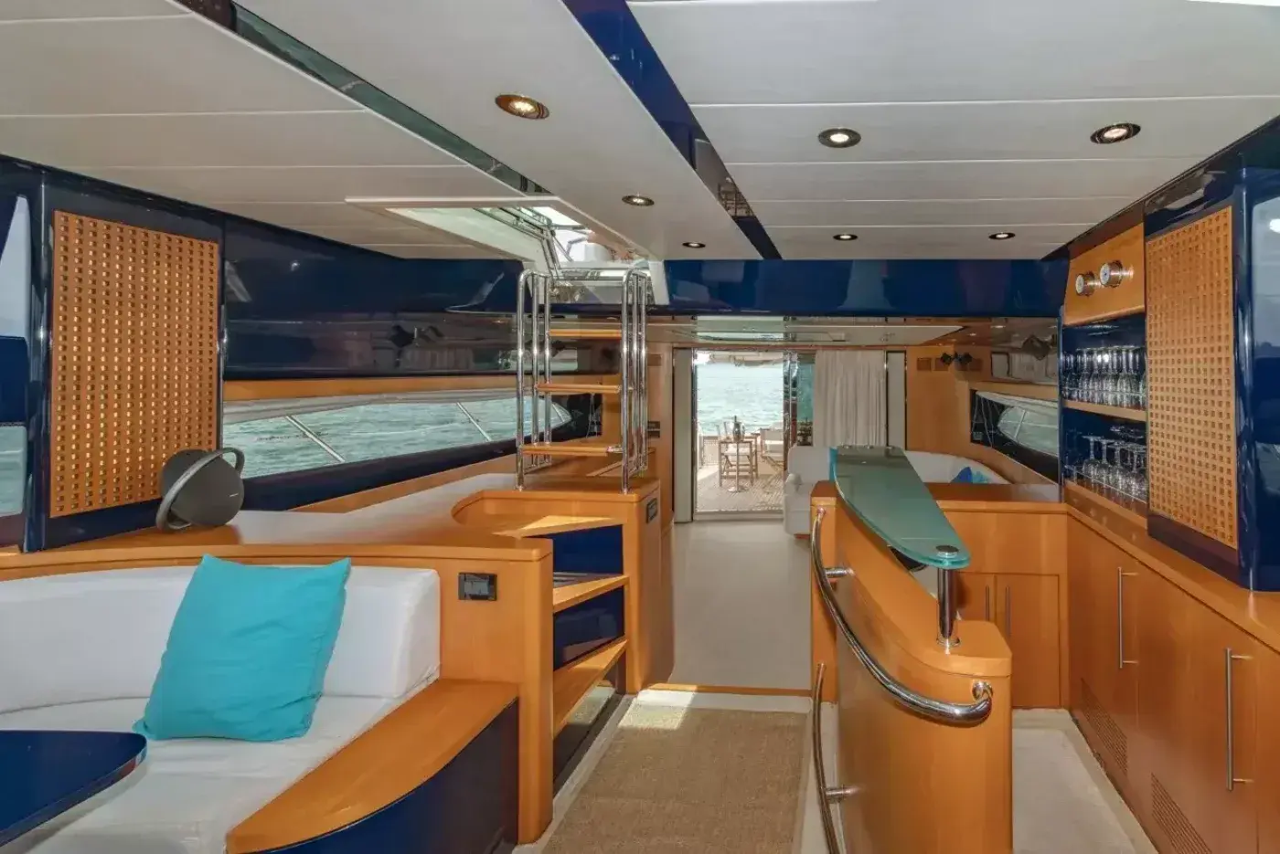 Yacht Y9 Riva, Ao Po Pier