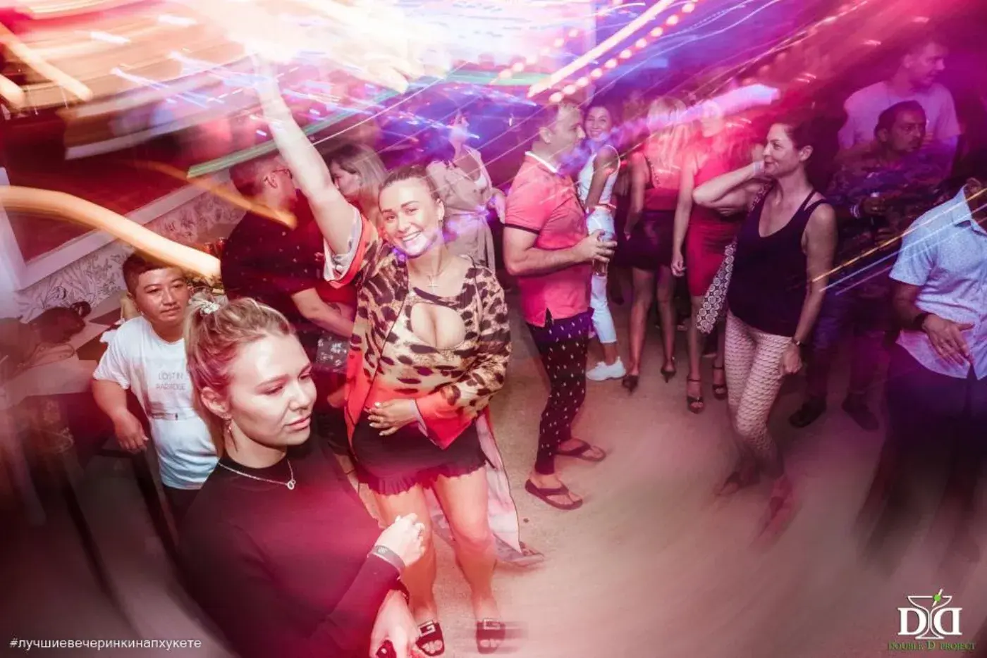 Red Velvet Party — a red dress code party in Phuket — photo 12