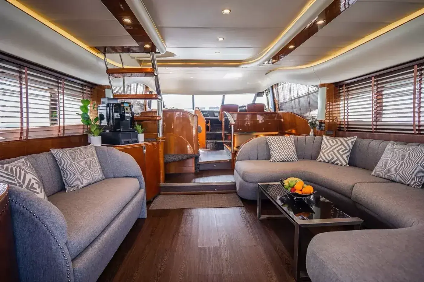 Yacht Y9 Oceana, Ao Po Pier