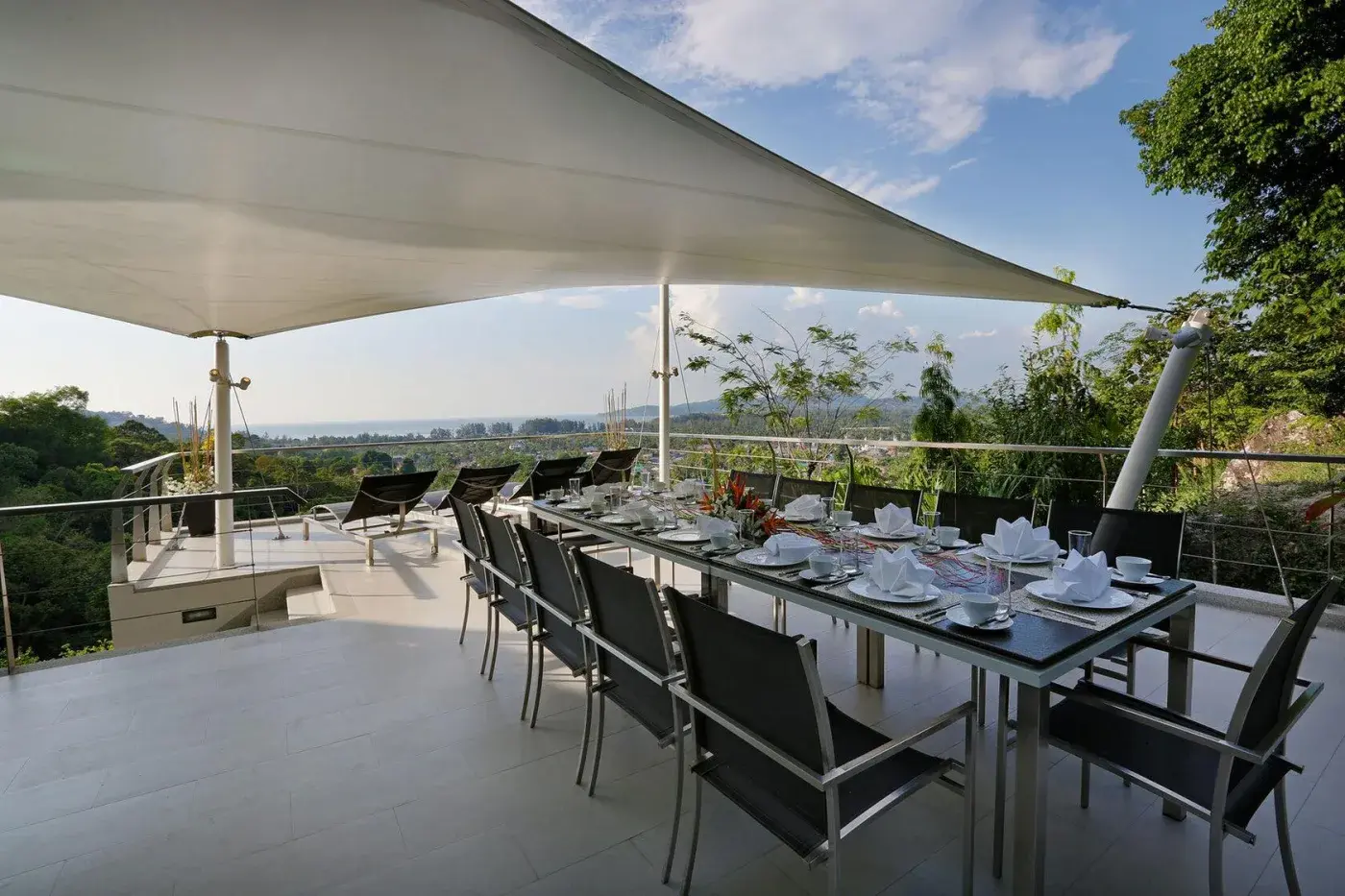 Villa V7, Surin
