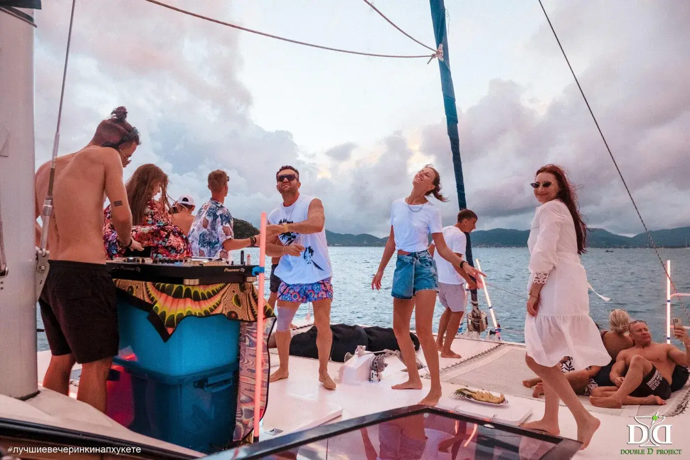 Yacht Party Angelica — a night catamaran party in Phuket — photo 13