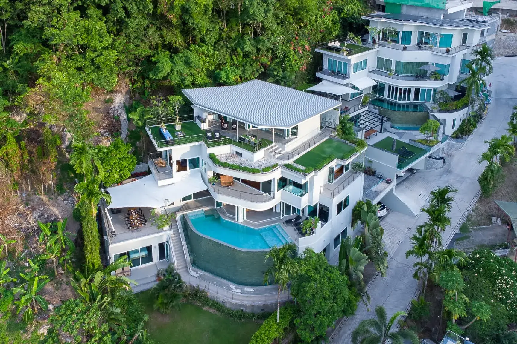 Villa V7 N, Surin
