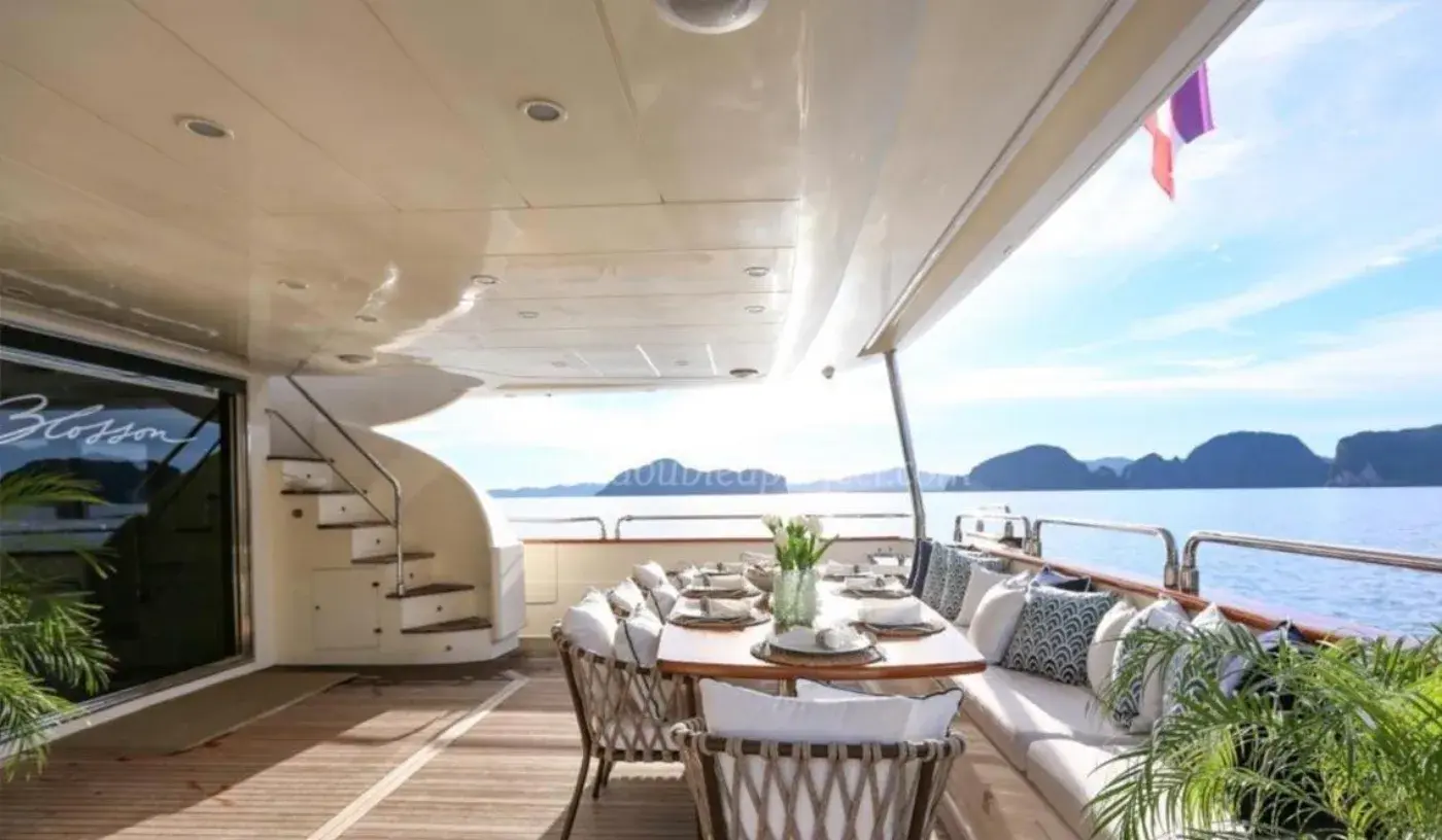 Yacht Y11, Ao Po Pier