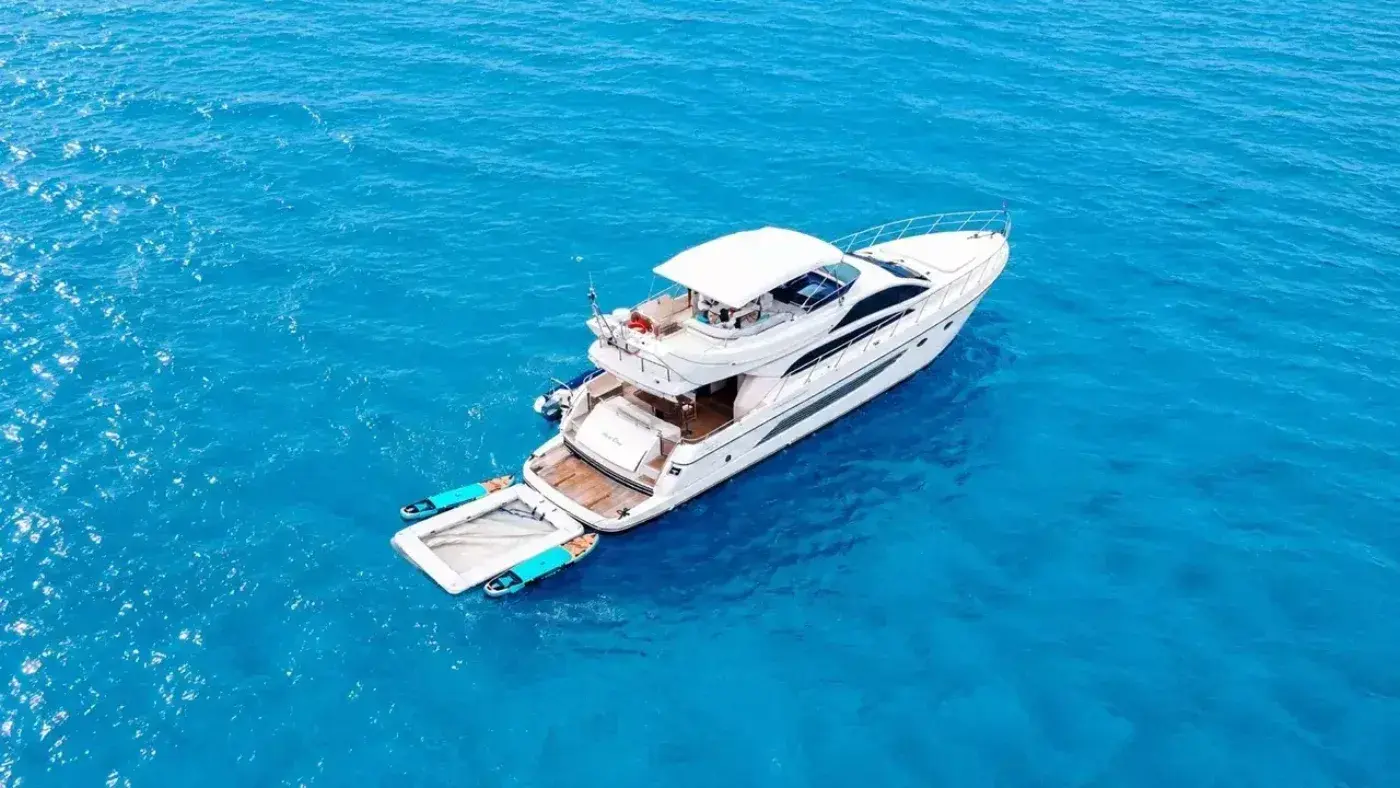 Yacht Y9 Riva, Ao Po Pier