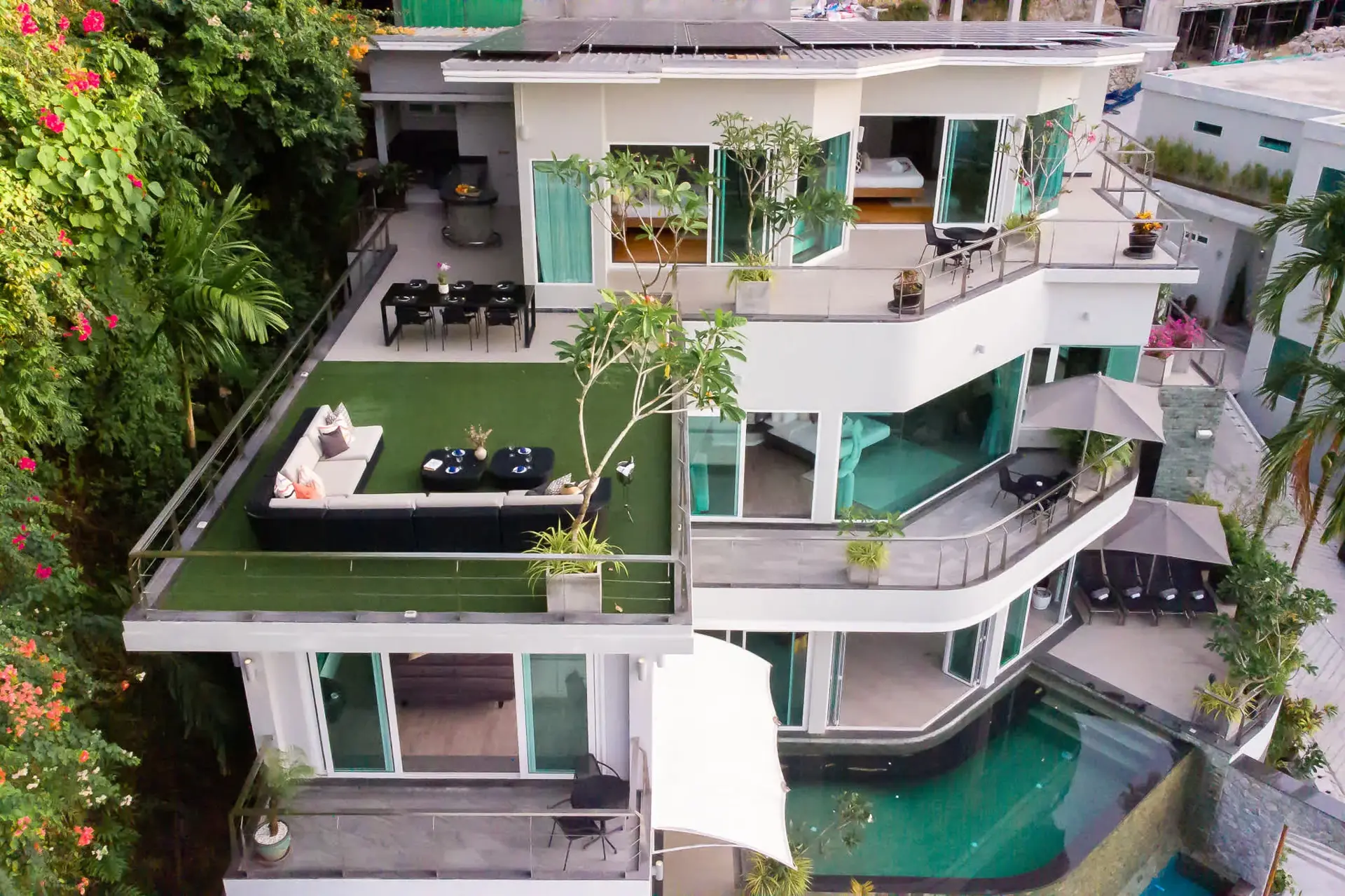 Villa V7 N, Surin