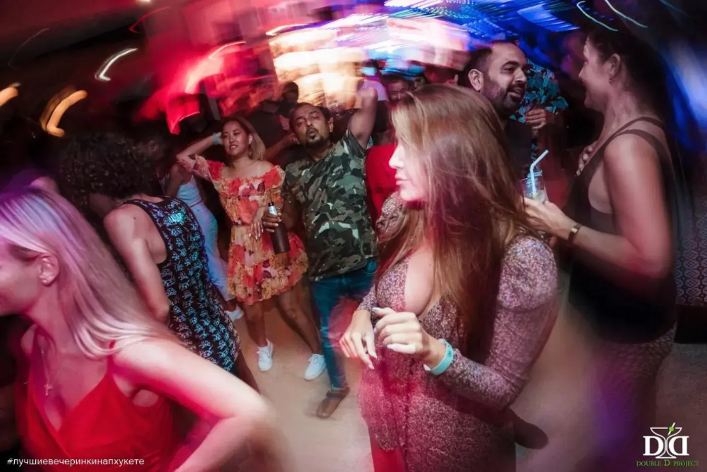 Red Velvet Party — a red dress code party in Phuket — photo 3