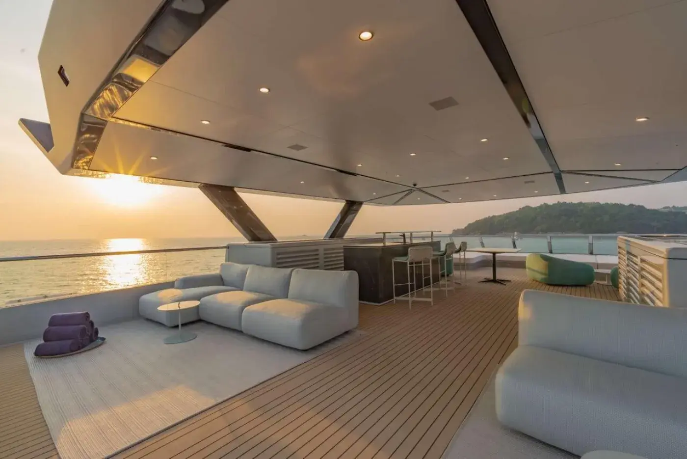 Yacht Y12, Ao Po Pier