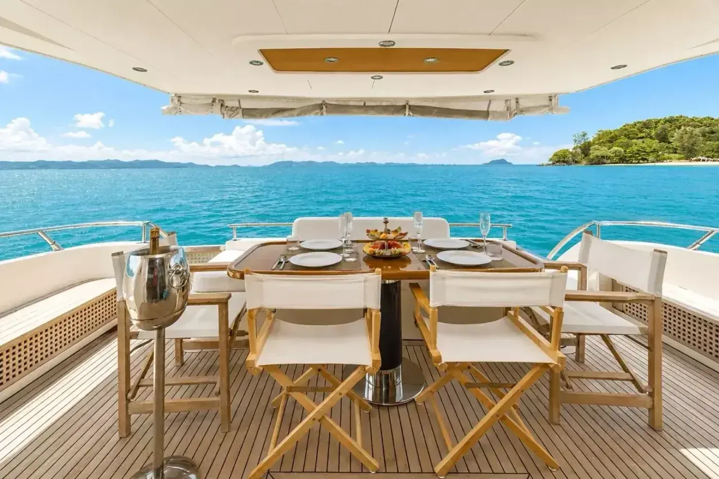 Yacht Y9 Riva, Ao Po Pier