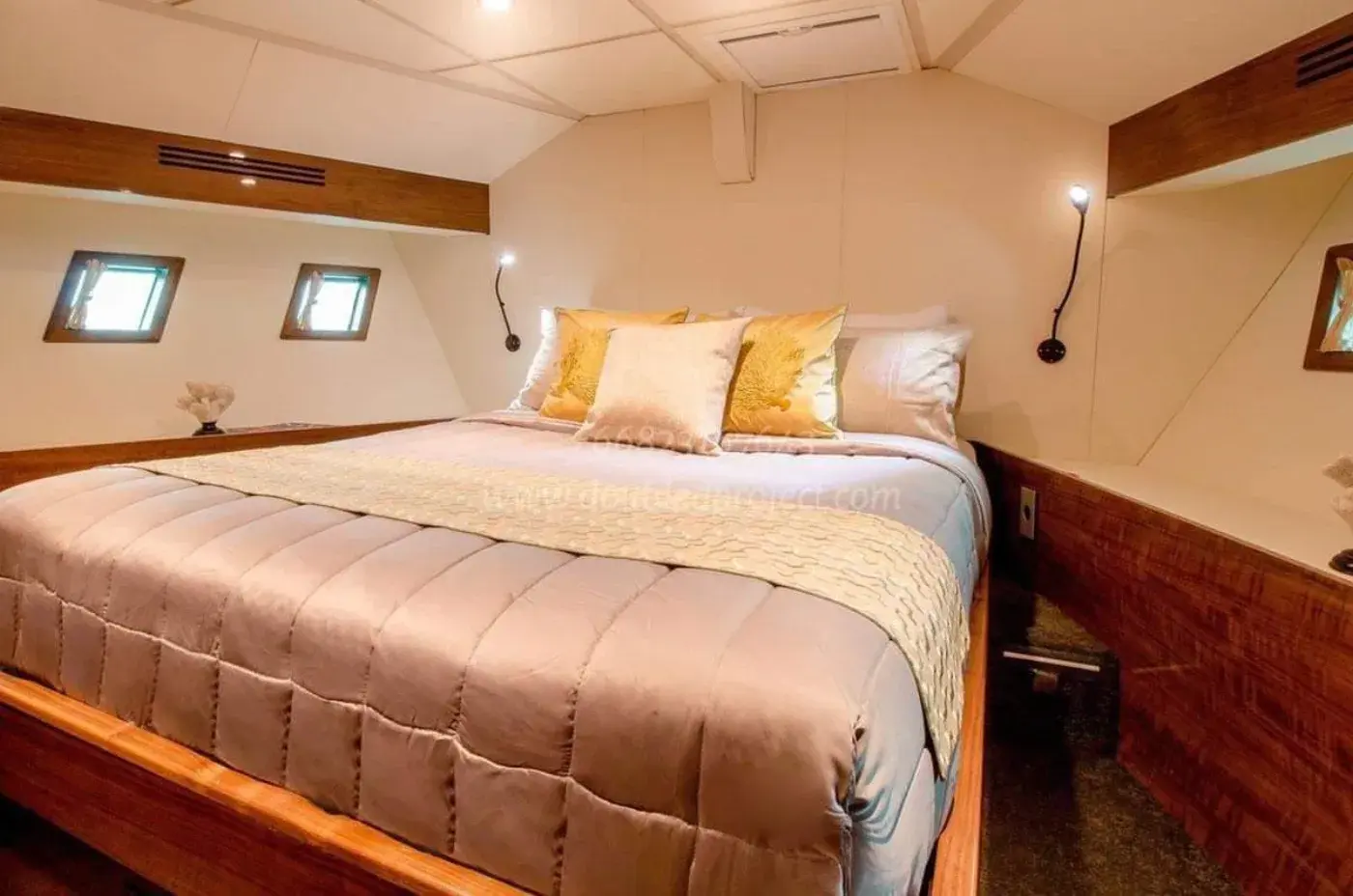 Yacht Y10, Ao Po Pier