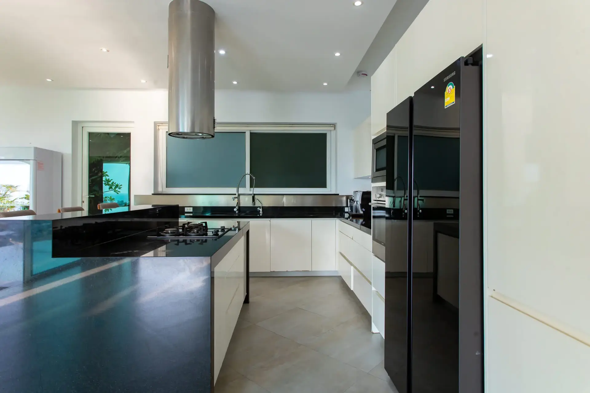 Villa V7 N, Surin