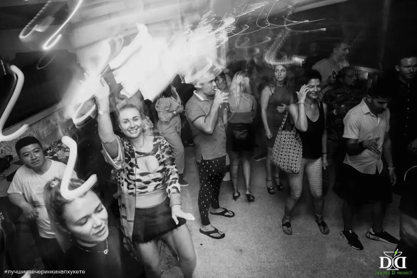 Red Velvet Party — a red dress code party in Phuket — photo 10