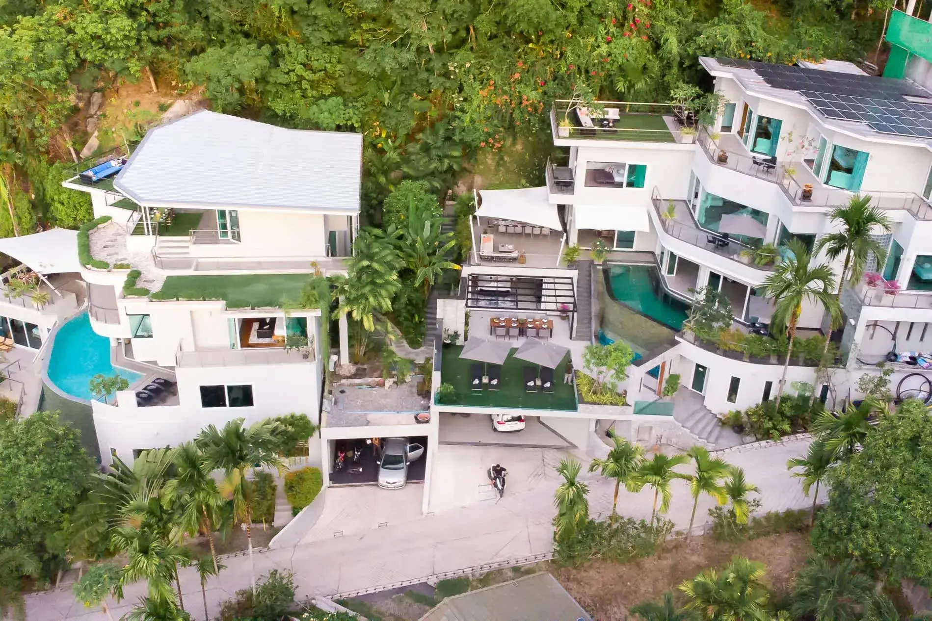 Villa V7 N, Surin