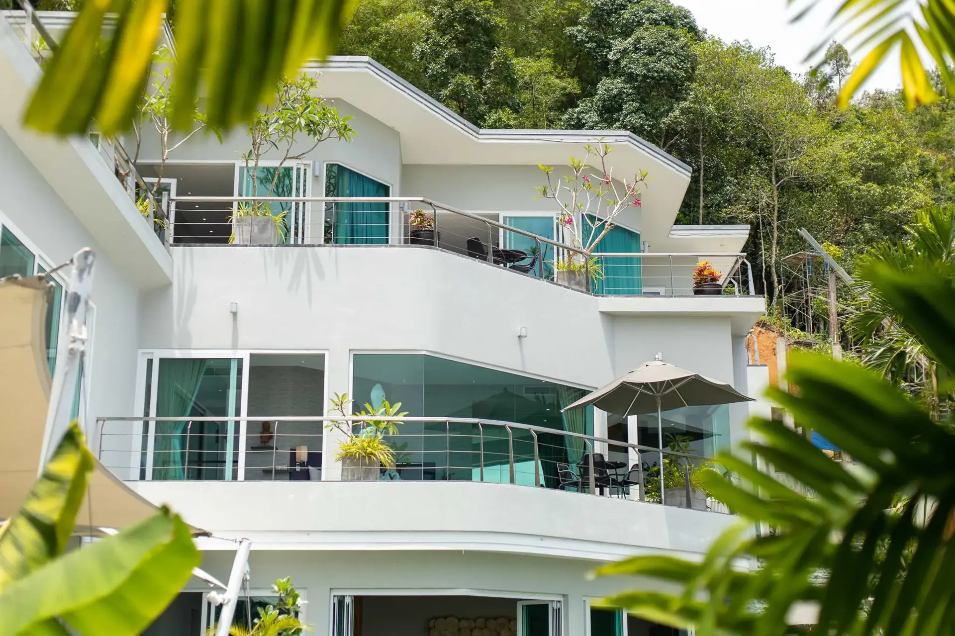 Villa V7 N, Surin