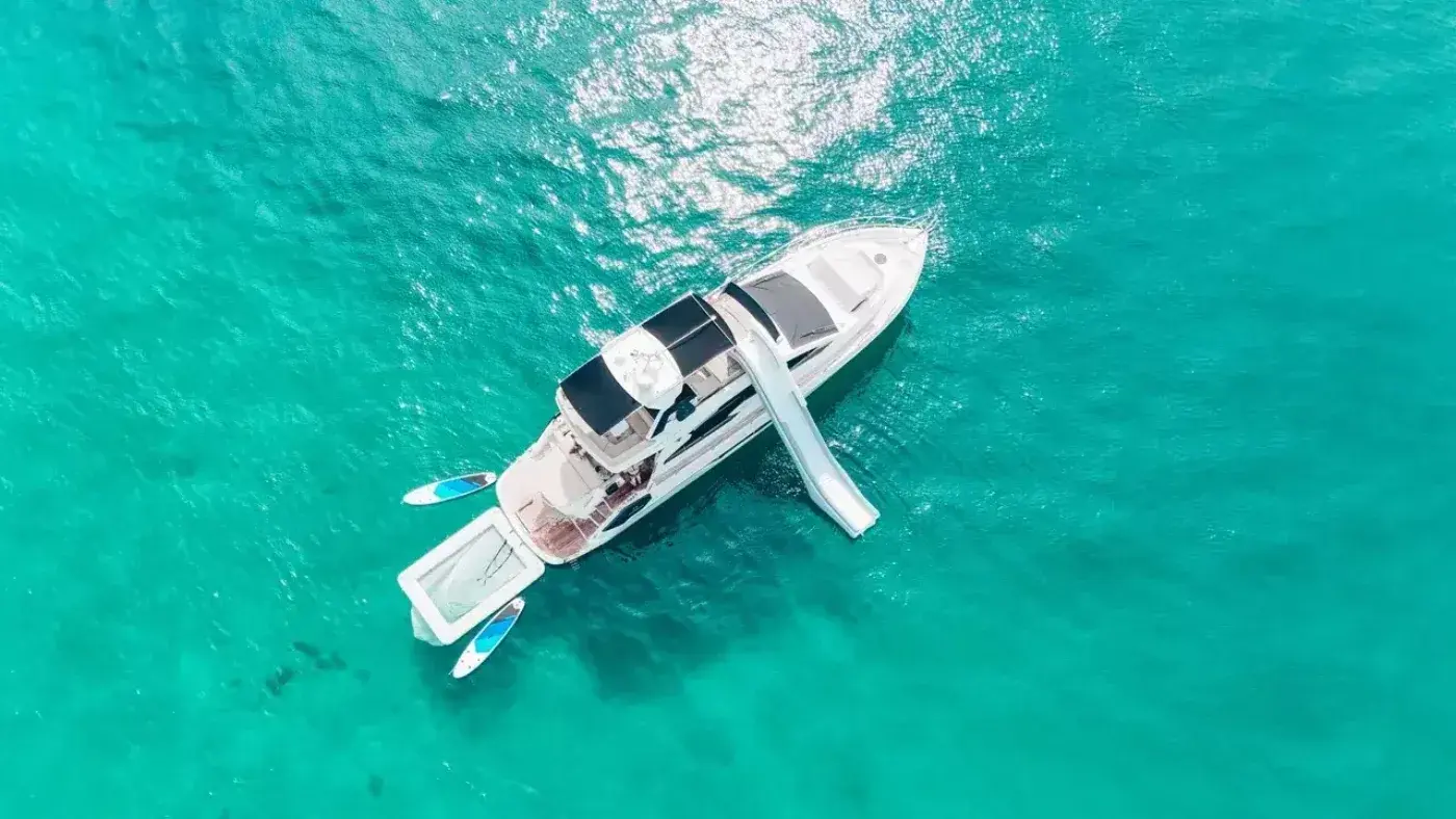 Yacht Y9 Cranci, Ao Po Pier