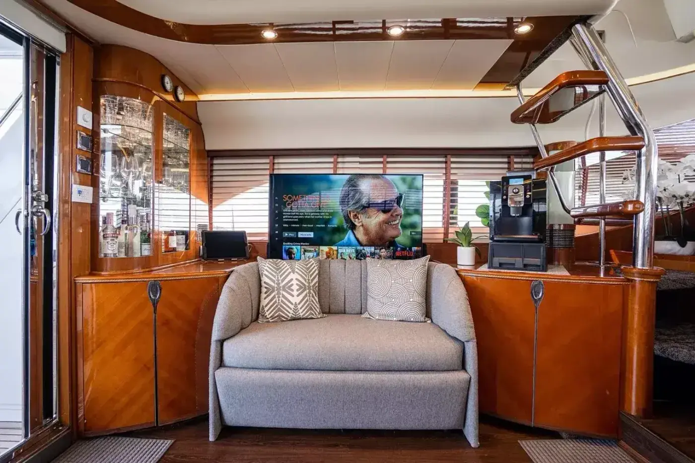 Yacht Y9 Oceana, Ao Po Pier