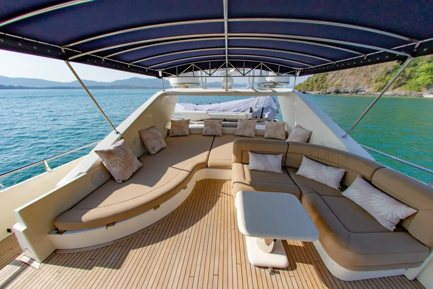 Yacht Y8, Chalong Pier