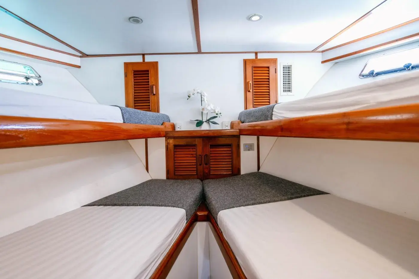 Yacht Y7, Ao Po Pier