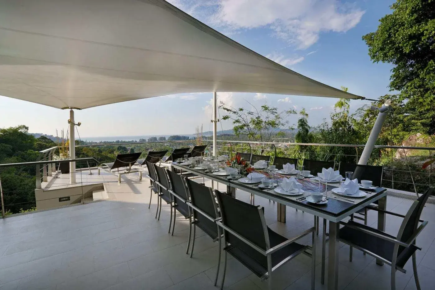 Villa V7, Surin