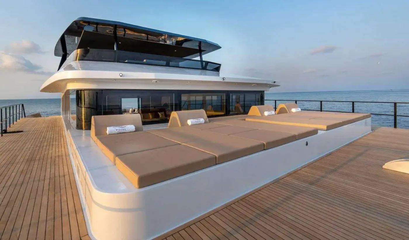 Yacht Y12 P, Ao Po Pier