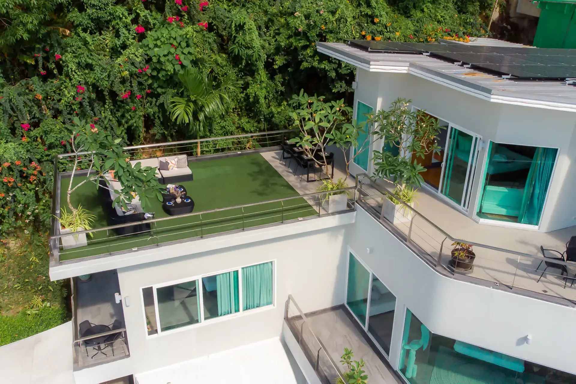 Villa V7 N, Surin