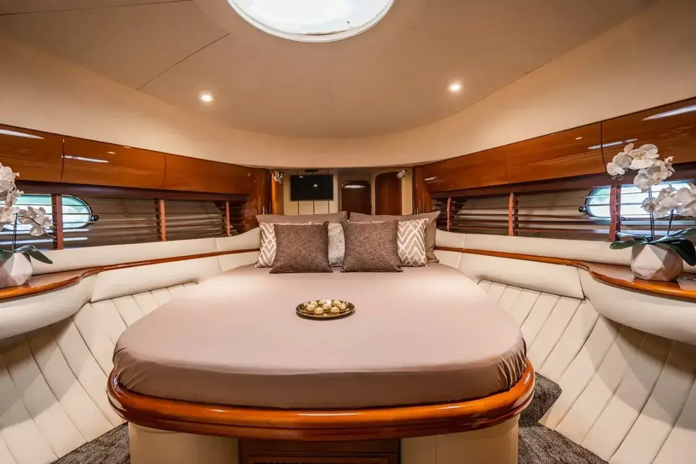Yacht Y9 Oceana, Ao Po Pier