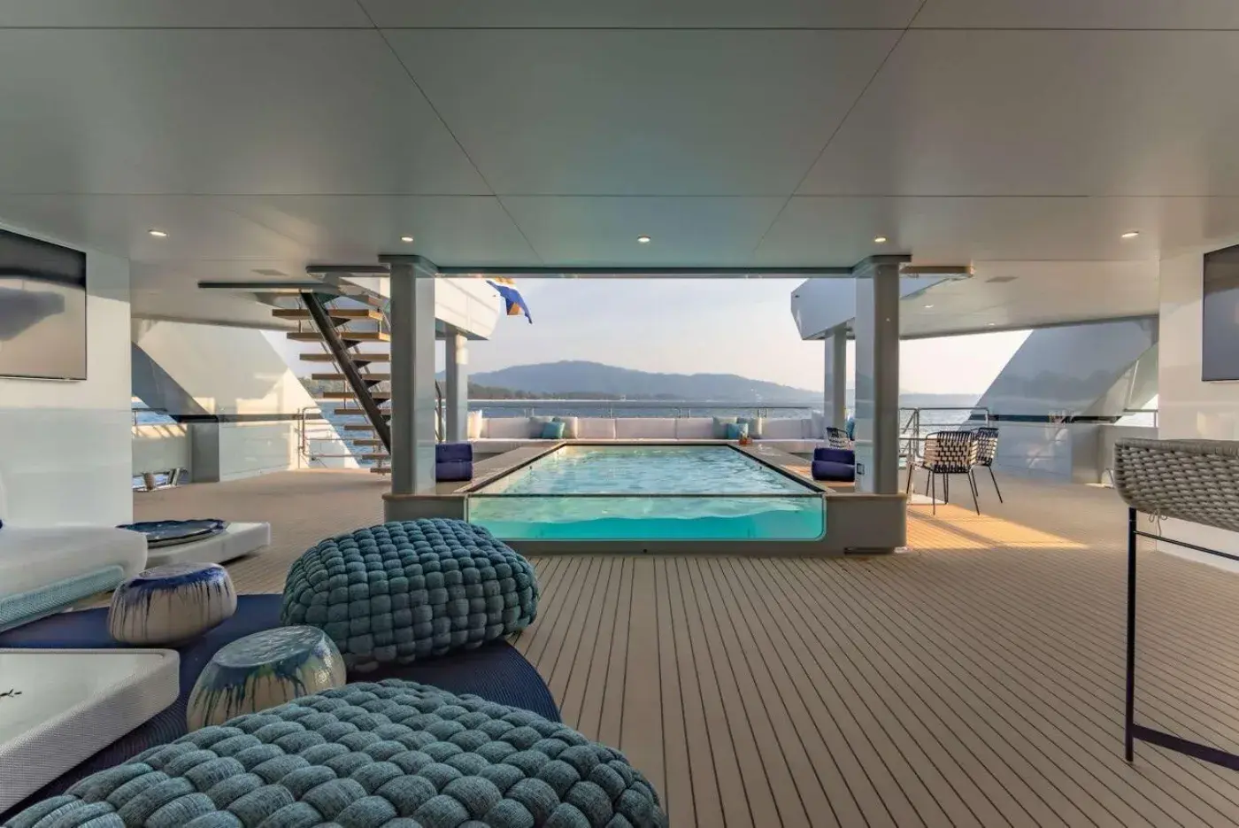 Yacht Y12, Ao Po Pier