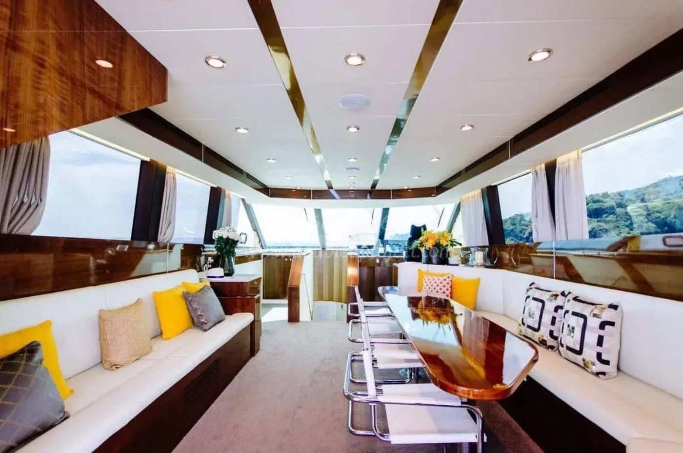 Yacht Y10, Ao Po Pier
