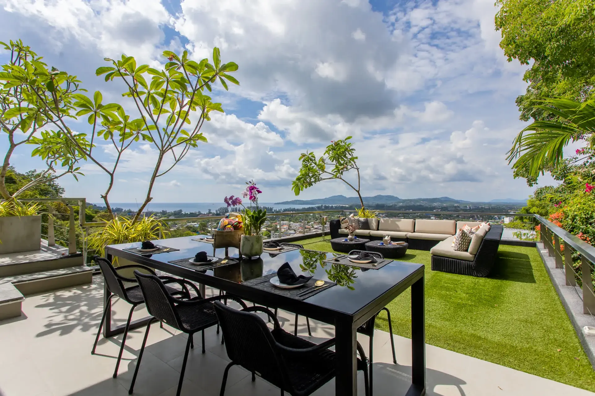 Villa V7 N, Surin