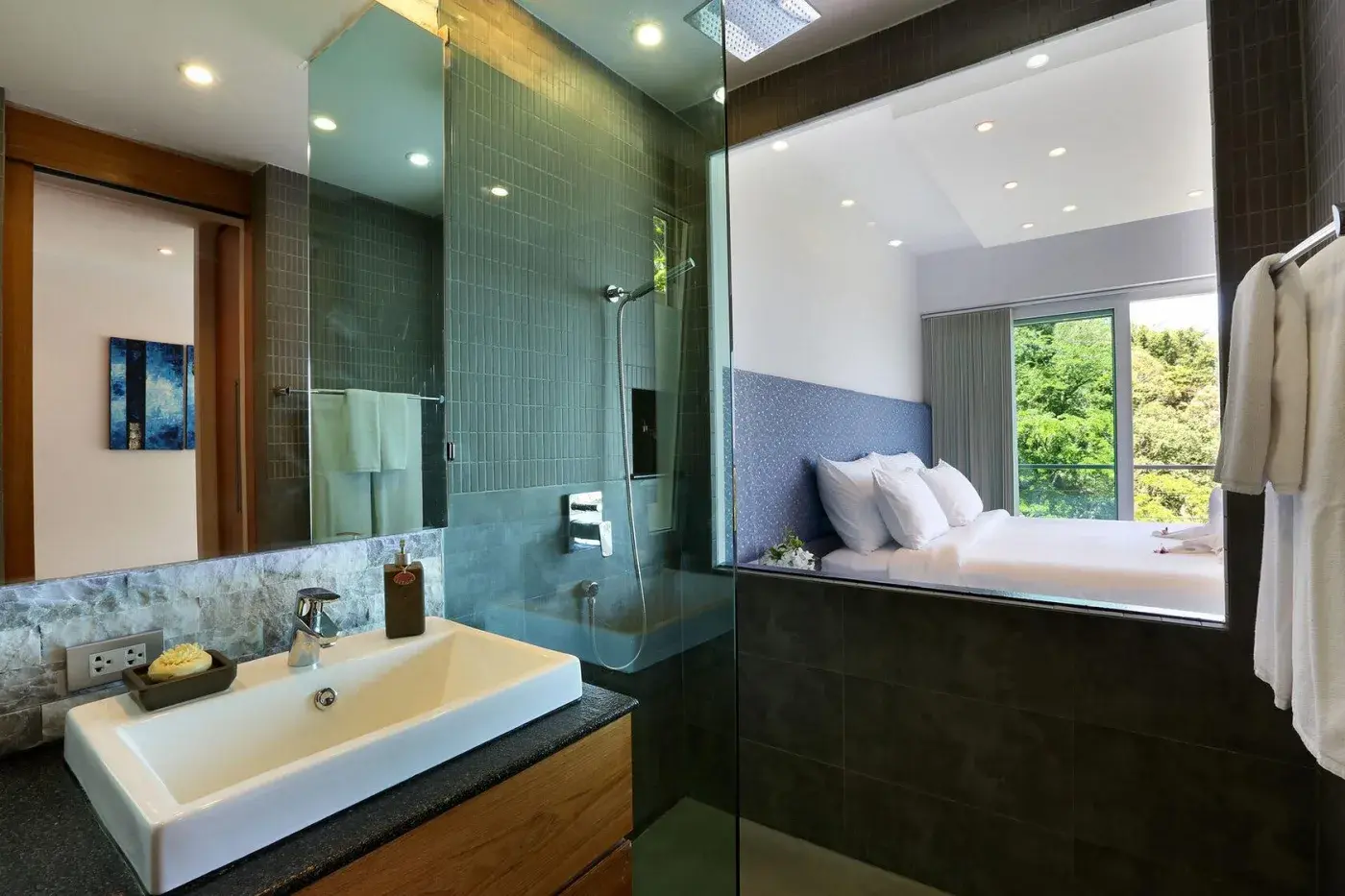 Villa V7, Surin