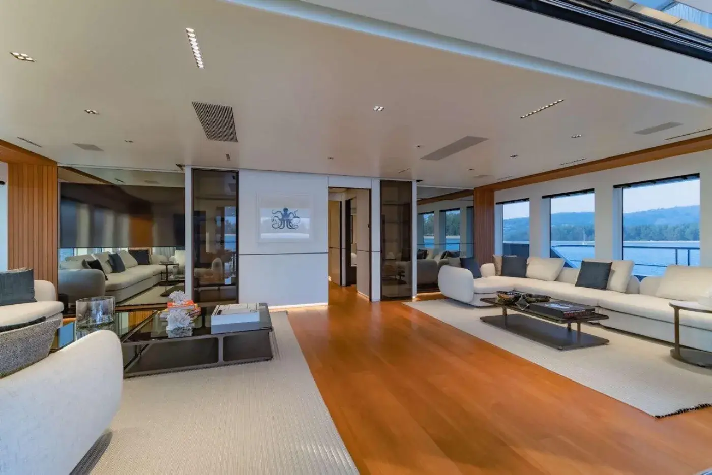 Yacht Y12, Ao Po Pier