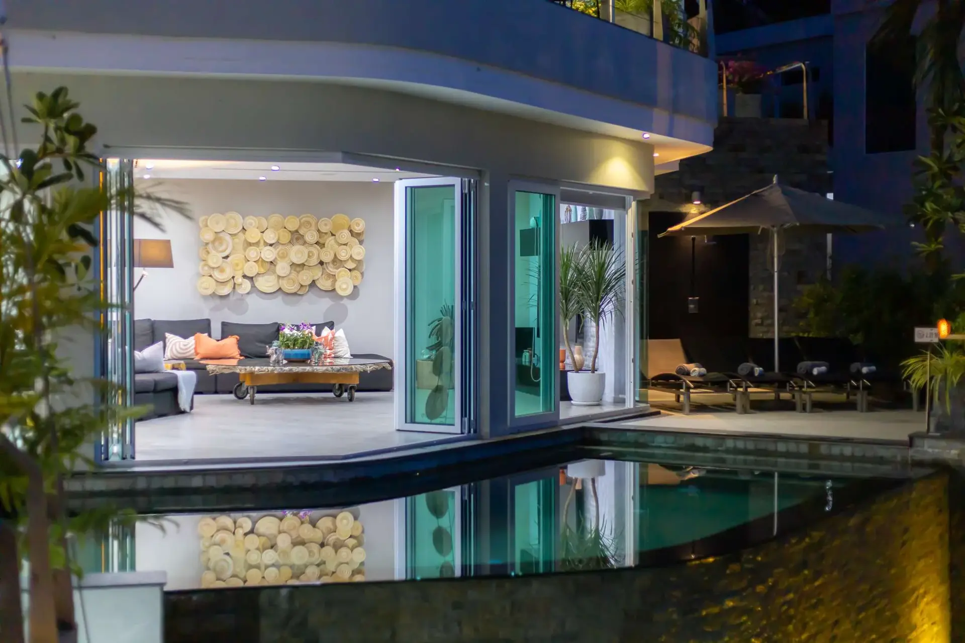 Villa V7 N, Surin