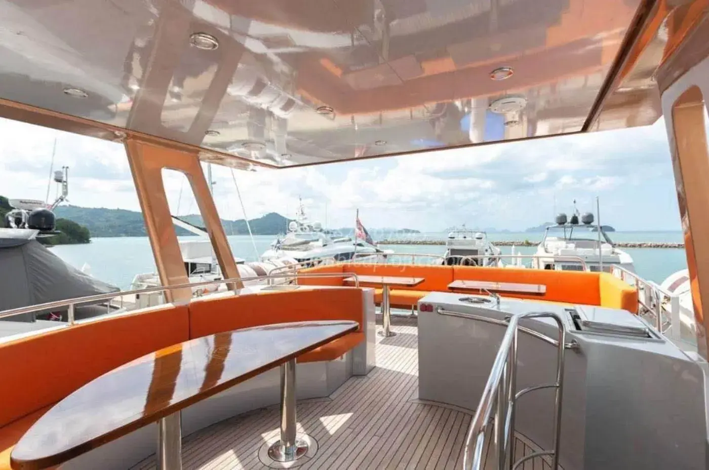 Yacht Y10, Ao Po Pier