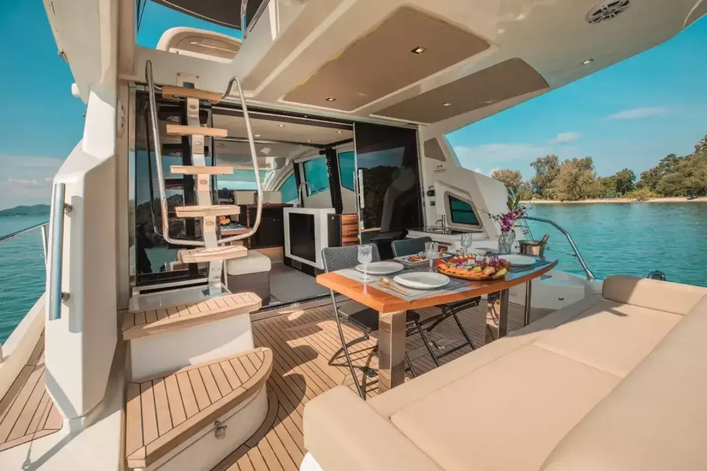 Yacht Y9 Cranci, Ao Po Pier
