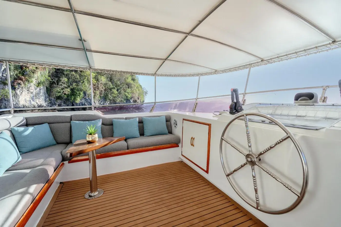 Yacht Y7, Ao Po Pier