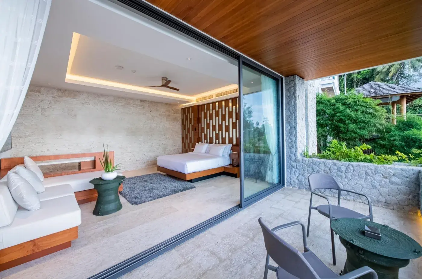Villa V14, Surin