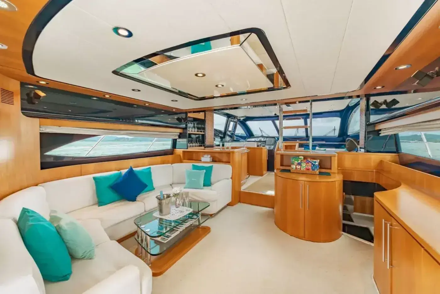 Yacht Y9 Riva, Ao Po Pier