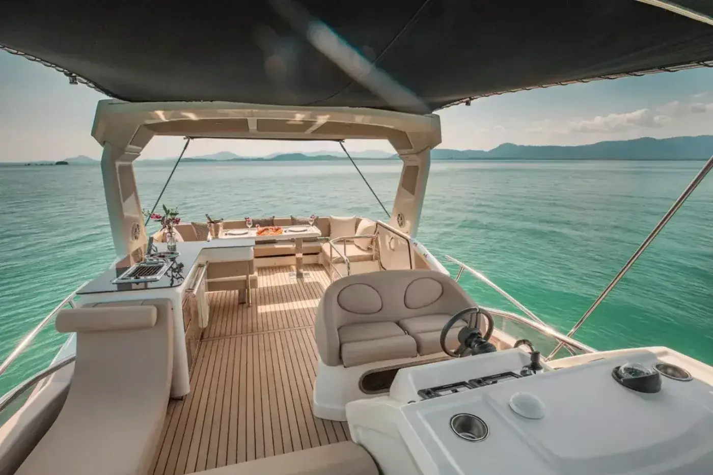 Yacht Y9 Cranci, Ao Po Pier