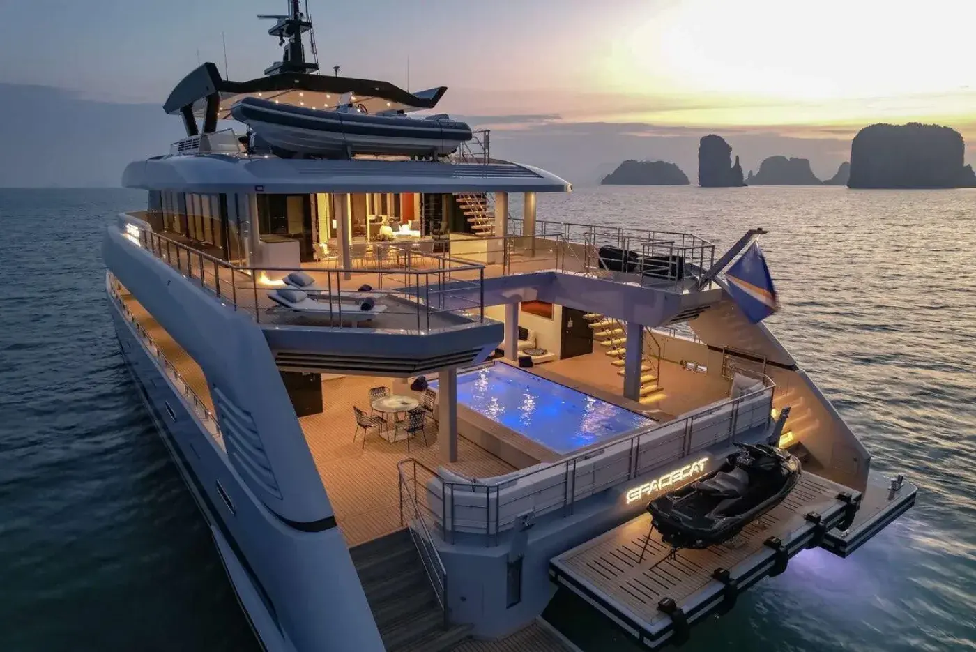 Yacht Y12, Ao Po Pier