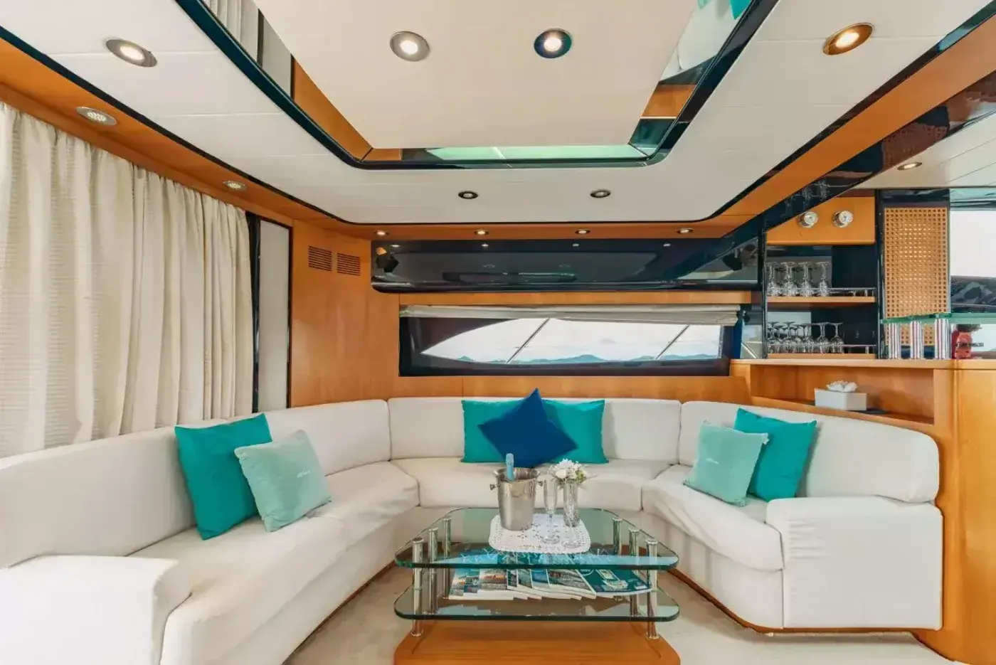 Yacht Y9 Riva, Ao Po Pier