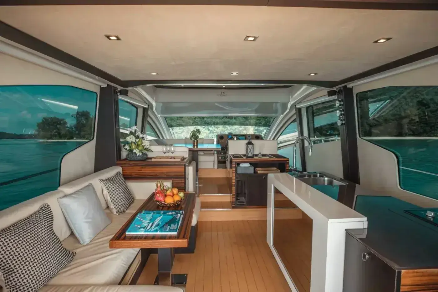Yacht Y9 Cranci, Ao Po Pier