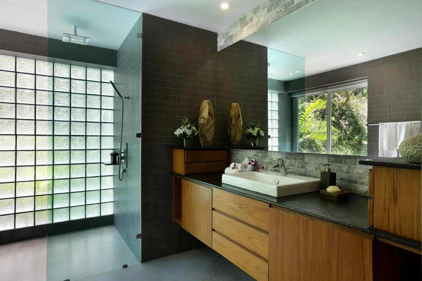 Villa V7, Surin