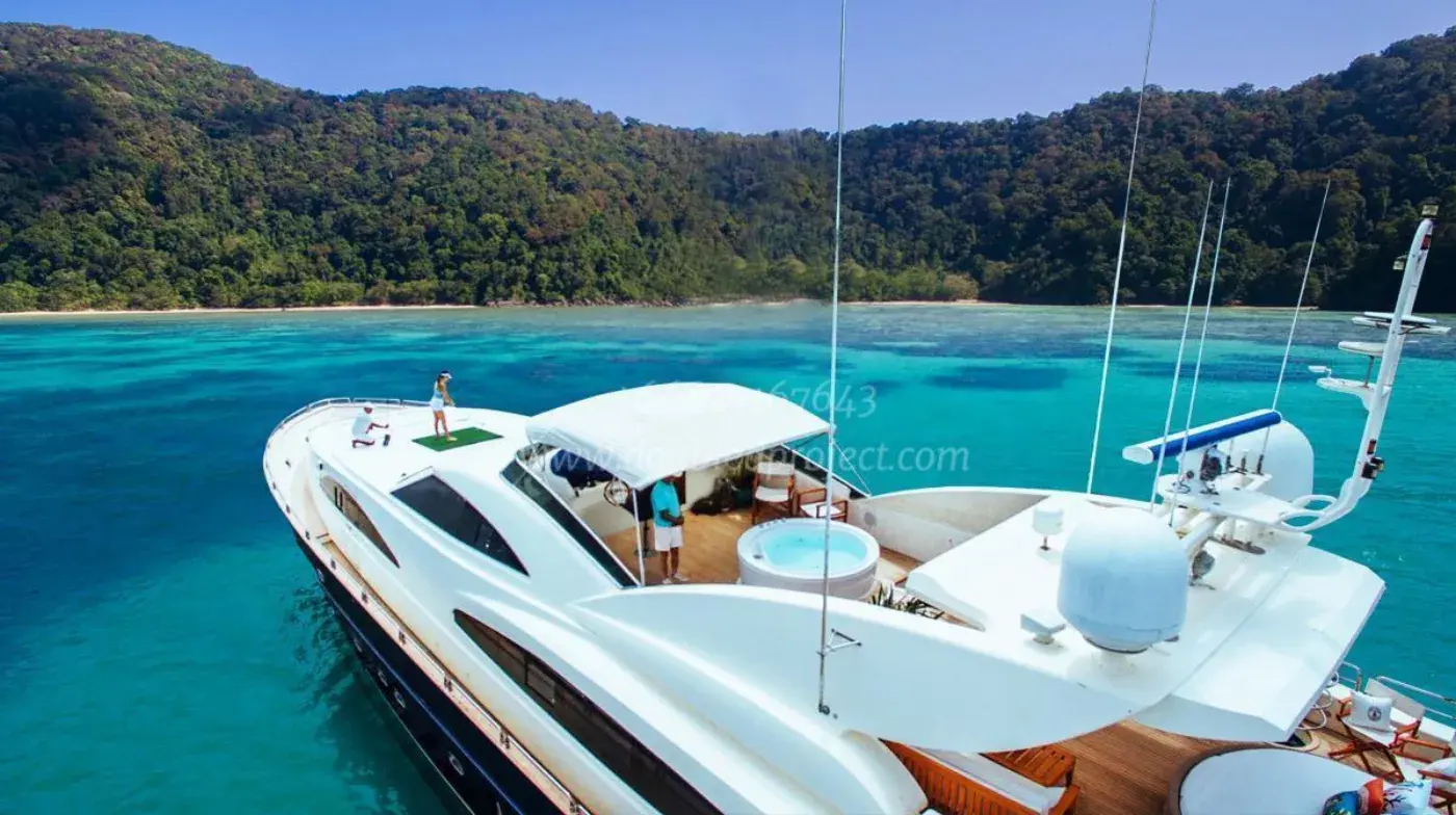 Yacht Y11, Ao Po Pier
